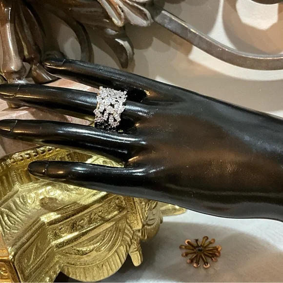 Elegant Silver Statement Ring - Picture 9 of 11